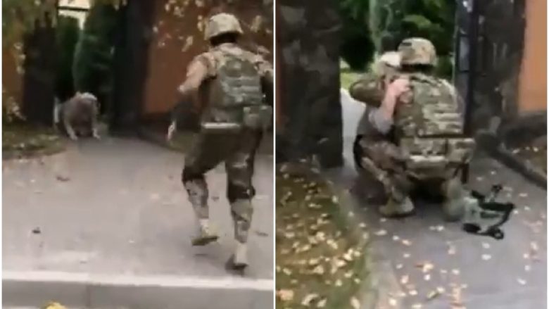 Ushtari ukrainas në Kherson vrapon për të përqafuar gjyshen e tij, e cila e priti duke qarë dhe me gjunjë në tokë si shenjë mirënjohje