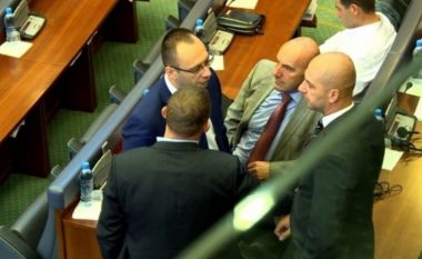 Ulëset e rezervuara për serbët në Kuvend mund ta çojnë vendin në zgjedhje