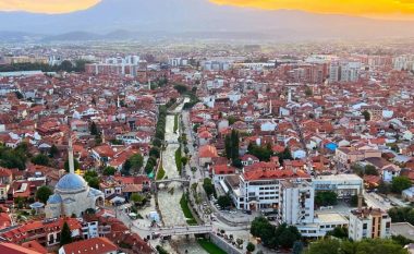 Policia nis hetimet në Prizren, pas ankesave të prindërve se afër shkollës po sillen persona të dyshimtë me vetura
