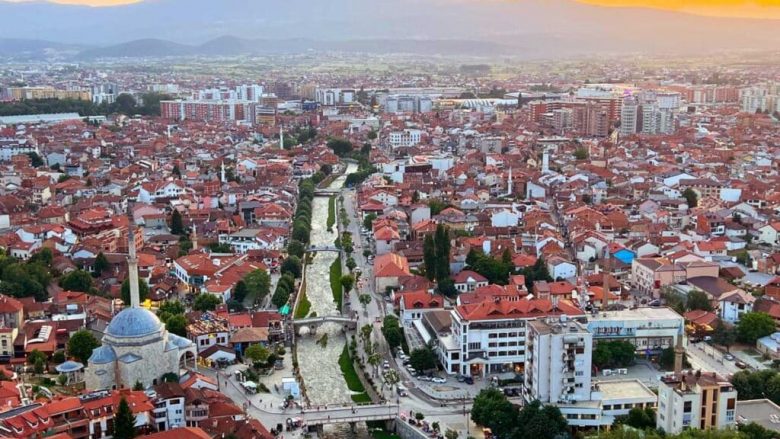Policia i zë në flagrancë dy persona në Prizren duke blerë dhe shitur drogën