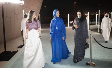 Bashkëshortja e Emirit të Katarit është shfaqur në tribuna dhe të gjithëve u ka mbajtur leksion stili
