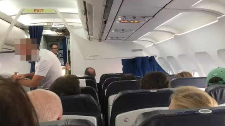 Perdja midis klasit të biznesit dhe ekonomisë në aeroplan nuk mbyllej – shtyhet fluturimi