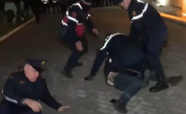 Incident në fund të protestës në Tiranë, spërkaten me ngjyrë muret e Kryeministrisë, ndalohet një person