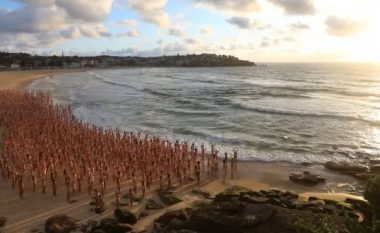 Vullnetarët australianë pozojnë lakuriq për të rritur ndërgjegjësimin rreth kancerit të lëkurës