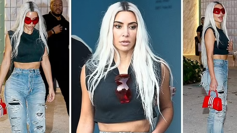 Kim Kardashian tregon linjat e tonifikuara me bluzë të shkurtër dhe xhinse të grisura teksa shihet rrugëve të Miamit me miqtë e saj