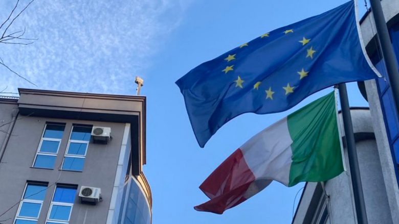 Dy ministra të Italisë në Kosovë, Tajani: Po punojmë për të ulur tensionin mes Kosovës dhe Serbisë