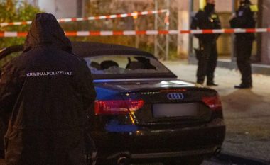 Një 55-vjeçar nga Kosova plagoset rëndë pasi një i panjohur qëlloi me armë disa herë në drejtim të makinës së tij në një rrugë të Berlinit