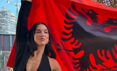 Dua Lipa pozon plot krenari me flamurin kuq e zi: E lumtur që jam në Tiranë si qytetarja më e re