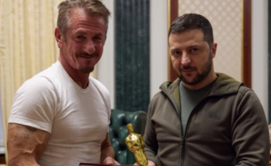 Aktori Sean Penn i dhuron statujën e “Oscar”-it presidentit ukrainas, Volodymyr Zelensky