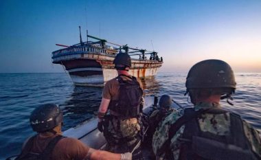 Marina amerikane ka kapur një anije plot me eksplozivë, dyshohet se po shkonte nga Irani në Jemen