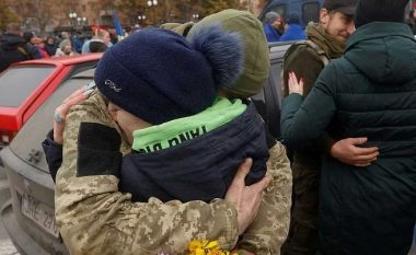 Zelensky: Hetuesit kanë zbuluar më shumë se 400 krime lufte në zonat e Khersonit të braktisura nga forcat ruse