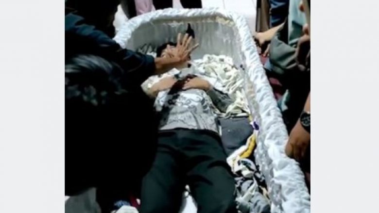 Indoneziani që falsifikoi vdekjen e tij bëhet viral pasi njerëzit mendojnë se ai u kthye nga vdekja