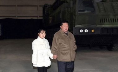 Vajza e Kim Jong-un shihet për herë të parë në publik gjatë lëshimit të raketës balistike