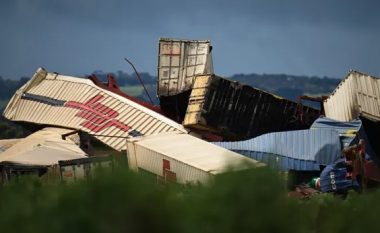 Dhjetëra kontejnerë transporti përfundojnë njëri mbi tjetrin, pas daljes nga shinat në Australi – pamjet tregojnë kaosin e krijuar