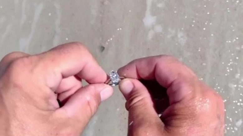Një burrë në Florida gjeti një unazë diamanti ‘të varrosur në plazh’ në vlerë 40 mijë dollarë – dhe ua ktheu pronarëve
