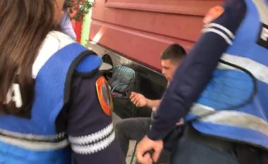 Sherr mes të rinjve në Durrës, plagoset me thikë një prej tyre