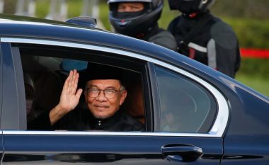 Pas pagës, kryeministri i Malajzisë refuzon edhe ‘Mercedes S600’ si makinë zyrtare