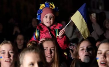 Ukrainasit në festë pasi Kievi rimori qytetin kyç Kherson