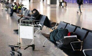 Si disa njerëz mund të përfundojnë duke jetuar në aeroporte për muaj – madje edhe vite