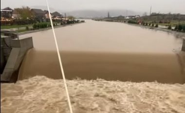 Situatë shqetësuese në Mitrovicë pas reshjeve të shiut, rritet niveli i ujit në katër lumenjtë e qytetit