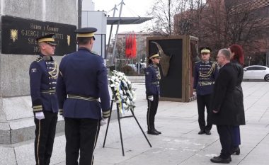 Ministrat dhe deputetët e LVV-së bëjnë homazhe te shtatorja e Skënderbeut në Prishtinë