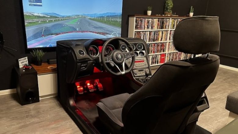 Një lojtar i video-lojërave bëri një simulator të shkëlqyeshëm,  përdori brendësinë e Alfa Romeo Brera