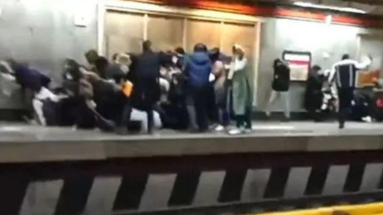 Policia iraniane hap zjarr në stacionin e metrosë dhe rrahu gratë në tren