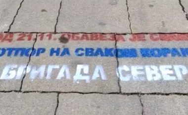 Veriu i Mitrovicës mbushet me grafite të reja, bëhet thirrje për rezistencë që nga 21 nëntori