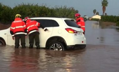 Reshjet rekord gjatë fundjavës sollën përmbytje në Valencia – makinat u bllokuan në ujë, njerëzit u nxorën nga ekipet e shpëtimit