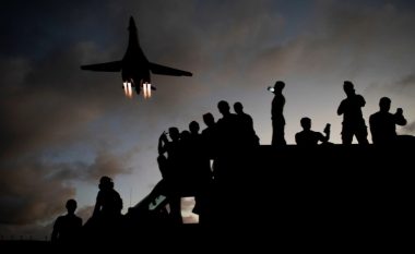 SHBA “lëshon në ajër” një bombardues supersonik në një shfaqje force si “mesazh” për Korenë e Veriut