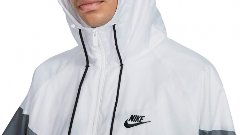 Merr vëmendjen e të gjithëve me këtë jakne Nike që vjen me zbritje!