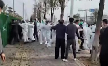 Punëtorët në fabrikën më të madhe në botë të iPhone në Kinë përleshen me policinë