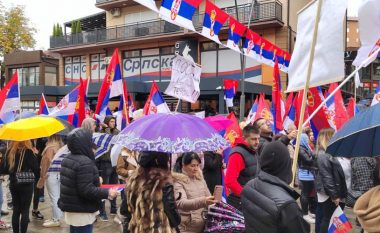 Protesta në veri – bëhet thirrje për formimin e Asociacionit, zyrtarët serbë nuk harrojnë të thurin lavde për Milan Radoiçiqin
