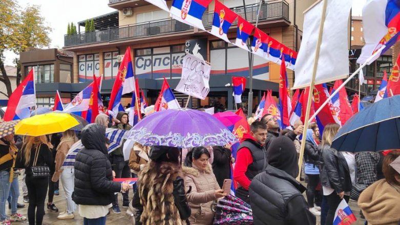 Protesta në veri – bëhet thirrje për formimin e Asociacionit, zyrtarët serbë nuk harrojnë të thurin lavde për Milan Radoiçiqin