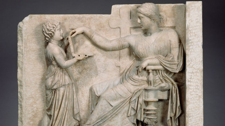 Kjo statujë e lashtë greke me ‘një grua që përdor laptopin’ është një ‘provë e udhëtimit në kohë’?!