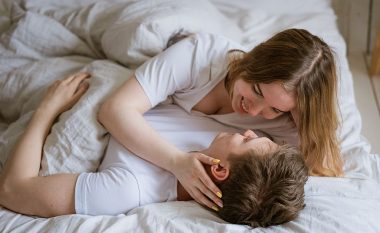 Lexoje sot dhe zbatoje nesër: Disa arsye pse duhet të bësh seks në mëngjes