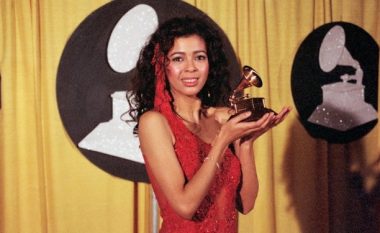 Vdes fituesja e çmimeve “Oscar” dhe “Grammy”, artistja Irene Cara