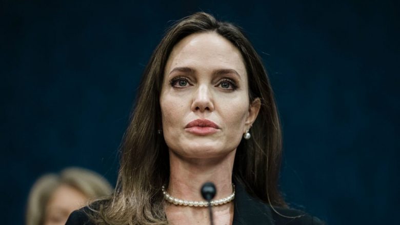Angelina Jolie rrëfen se kishte punësuar vrasës me pagesë për ta vrarë veten, por ai e kishte bërë të ndërronte mendje