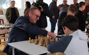 Arben Taravari hap turneun e shahut për shkollat fillore në Gostivar