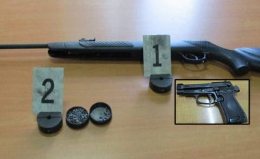 Policia konfiskon pesë armë zjarri në Prishtinë