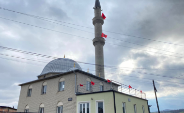 Imamit të Bellopojës i kërkohet heqja e flamujve nga xhamia, shqiponja aty po konsiderohet haram