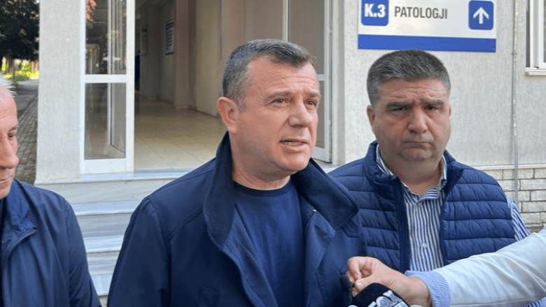 Plagosja e kryetarit të Bashkisë së Divjakës, Balla: Një i çmendur mori thikën dhe e goditi