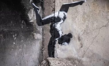 Murali i Banksyt, në ndërtesën e granatuar nga Rusia në Ukrainë