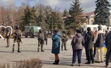 “Skadovski është Ukrainë” – bashkëpunëtorët pro-rusë varin infermieren Tetiana Mudrenko