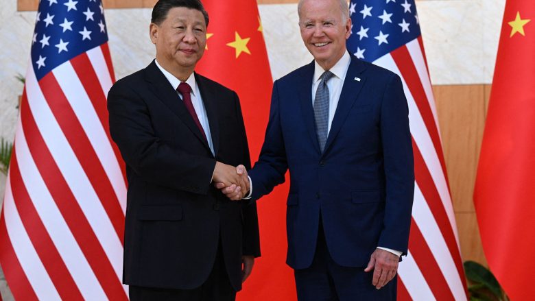 Biden dhe Xi ‘shtrëngojnë duart’ për herë të parë si udhëheqës