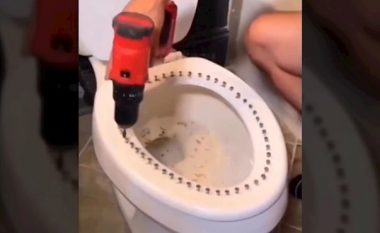 Një video e çuditshme po përhapet në rrjetet sociale, nuk do ta besoni se për çfarë e përdor tualetin një personazh