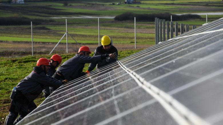 Ambasadori gjerman Rohde dhe Ministrja e Ekonomisë Rizvanolli vizituan parkun solar ProEnergy – investim nga ProCredit Holding, kompani amë e Bankës ProCredit