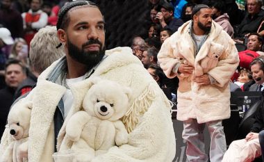 Drake merr vëmendjen me pallton e tij me arushët prej pelushi në ndeshjen e basketbollit