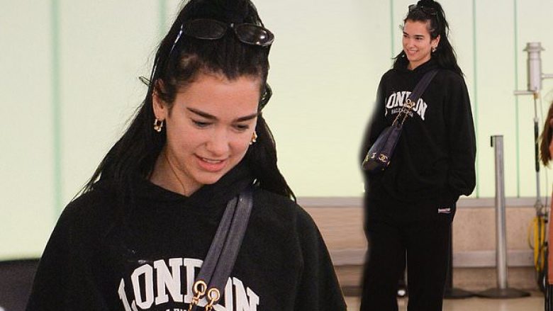 Dua Lipa shfaq bukurinë e saj natyrale në Aeroportin e Los Angelesit pas përfundimit të turneut të saj