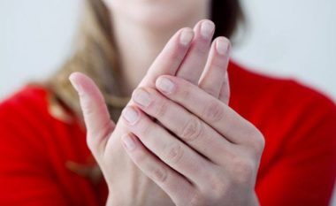 Shkaqet e duarve të ftohta dhe kur duhet të kërkoni ndihmë mjekësore